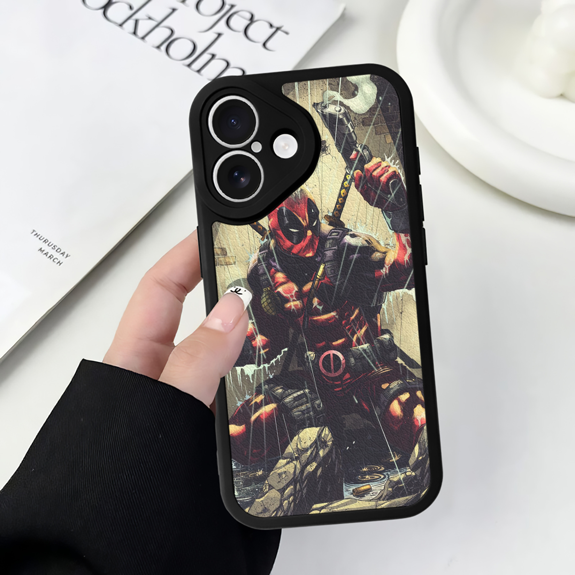 （画像用） Deadpool デッドプール 【iPhone 16シリーズ対応】シリコンスマホケース（レザー調） 材質：シリコン